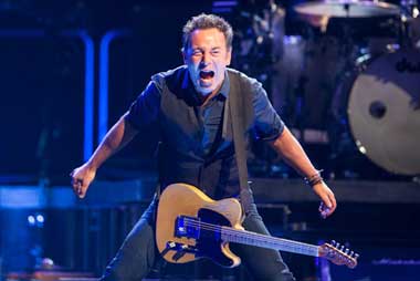 Photo from www.backstreets.com > Bruce Springsteen April 3 East Rutherford, NJ